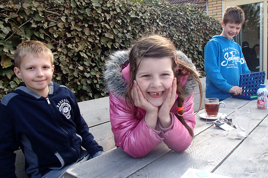 _kinderen_aan_tafel Alle geregistreerde opvangadressen voor gastkinderen worden jaarlijks door Parento gecontroleerd om de kwaliteit op peil te houden.